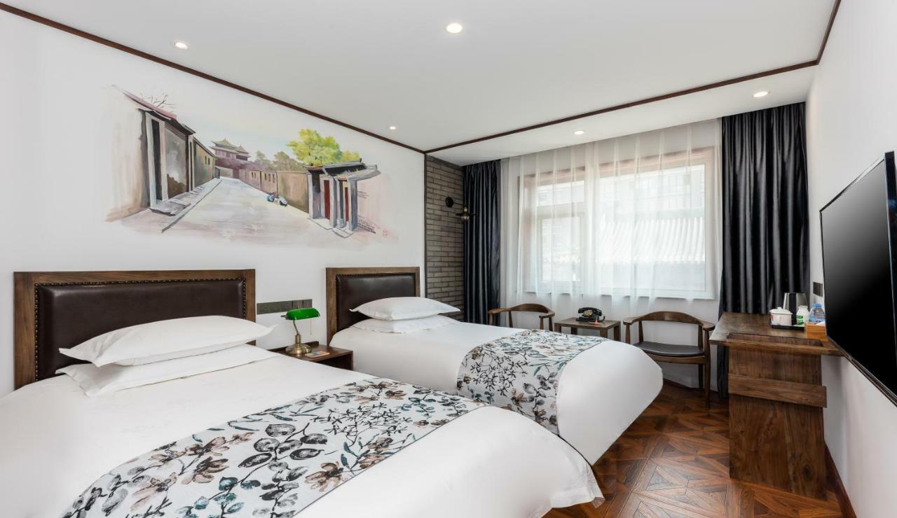 Nostalgia Hotel Near Prince Gong'S Mansion- Beihai Park, Tian'Anmen Square, Nanluoguxiang Hutong, Huguosi Hutong Snack Street, 5 Minutes Walk Away From Ping'Anli Subway Station, Free Ice Cream And Laundry Service,English Communication Well Peking Exteriör bild